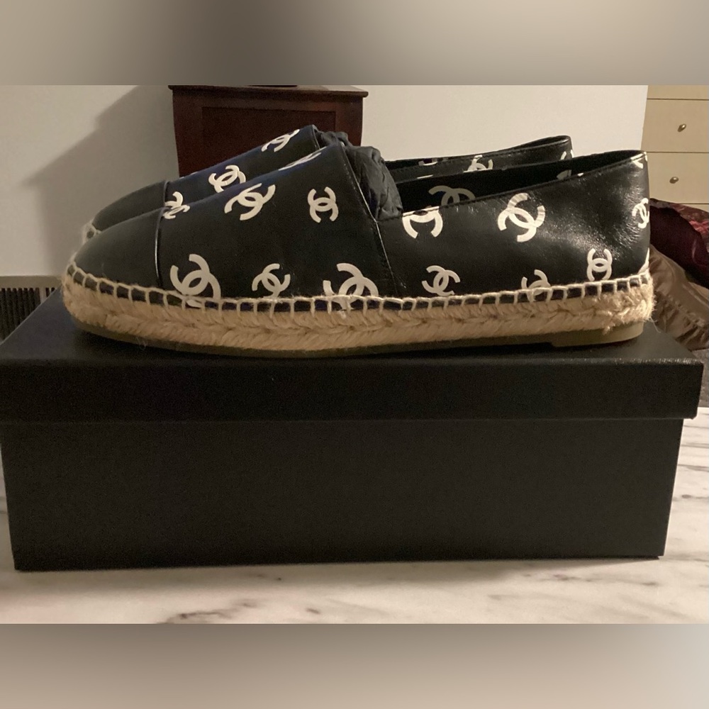 💯% Authentic CHANEL Monogram Black and White Espadrilles - Picture 7 of 10